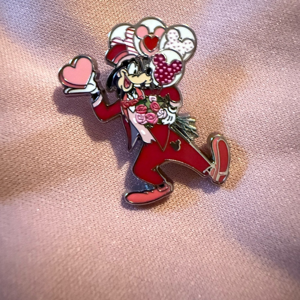 2025 DLR Hidden Mickey Goofy Valentine's Day Enamel Pin